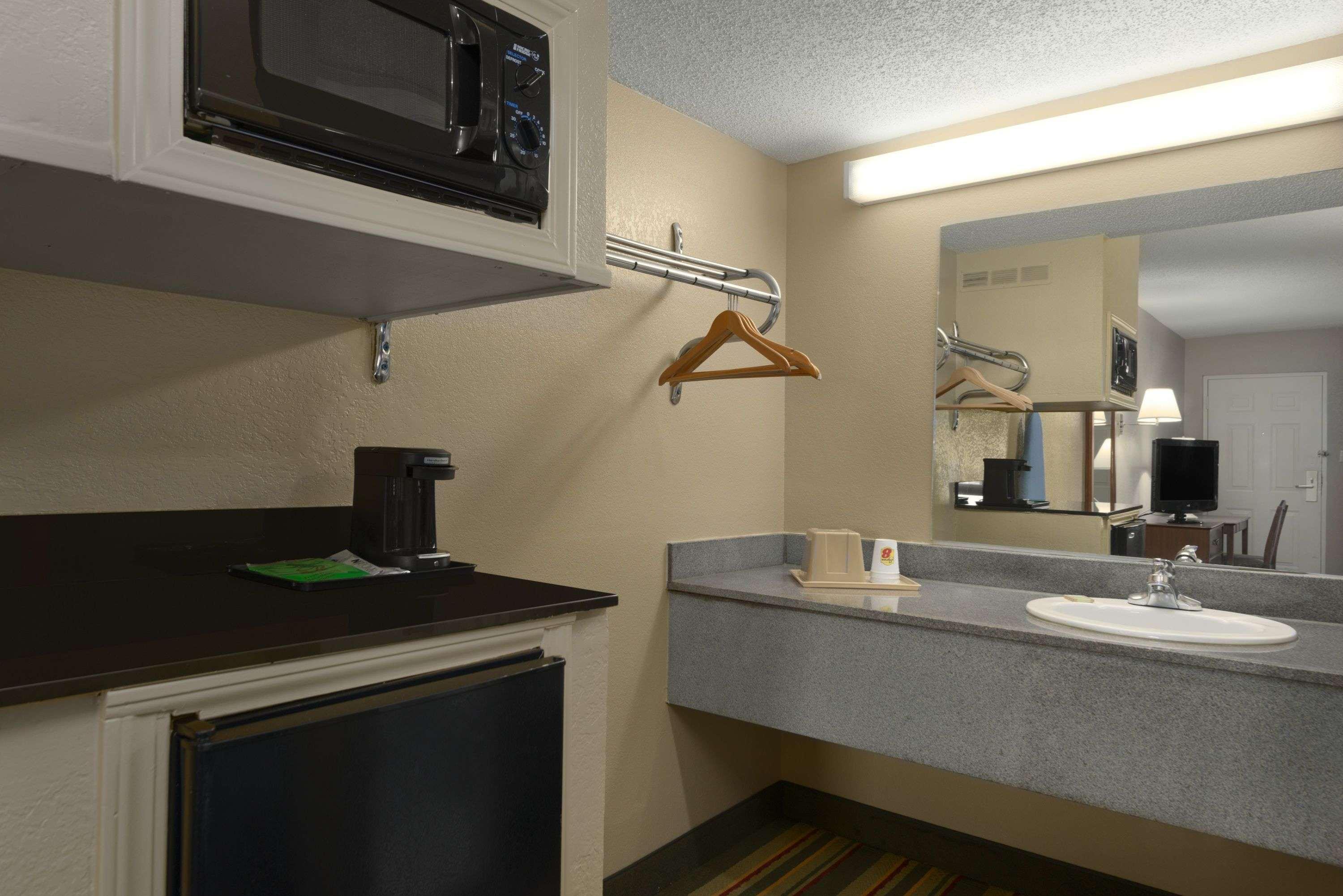 Super 8 By Wyndham Meridian Exterior foto