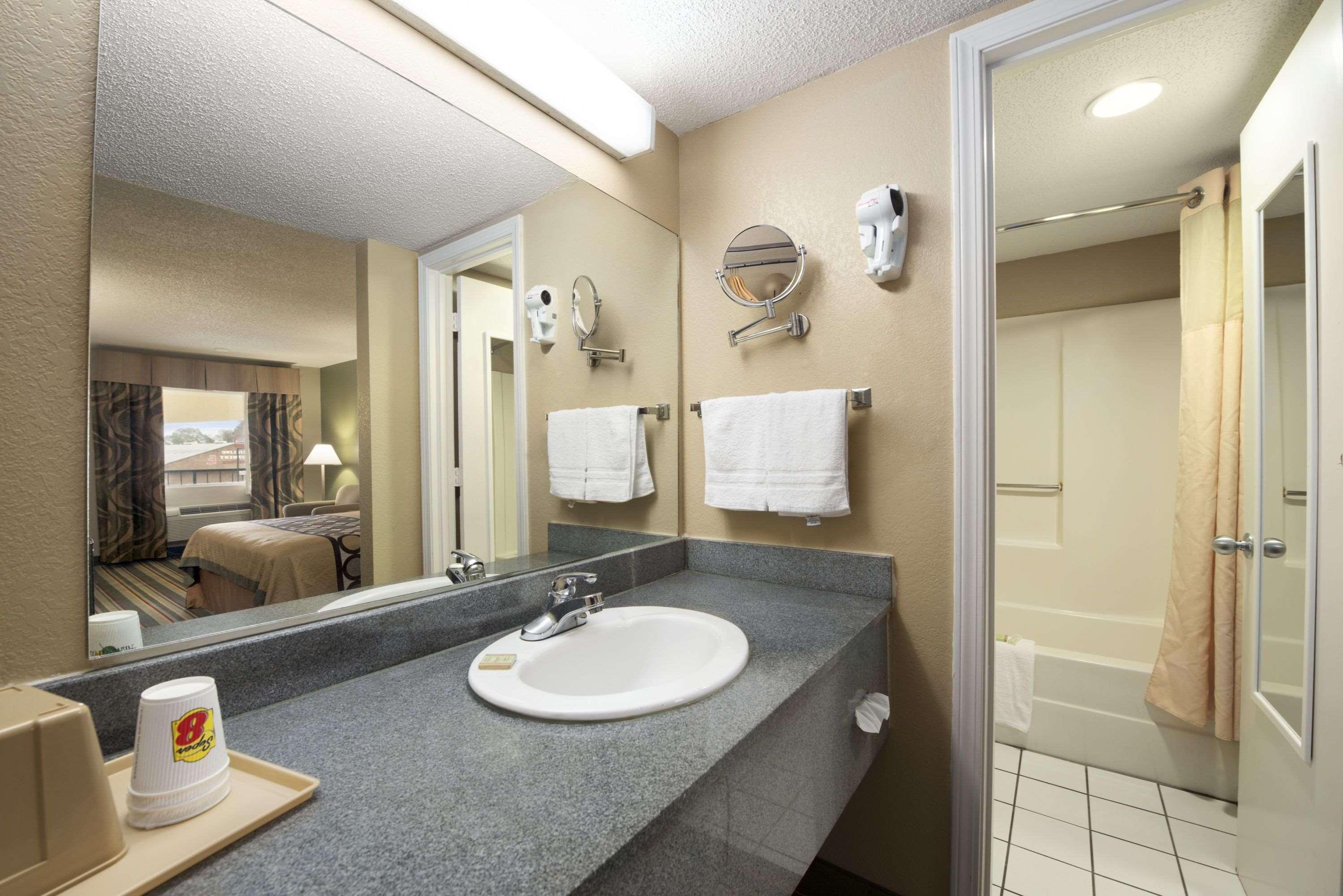 Super 8 By Wyndham Meridian Exterior foto