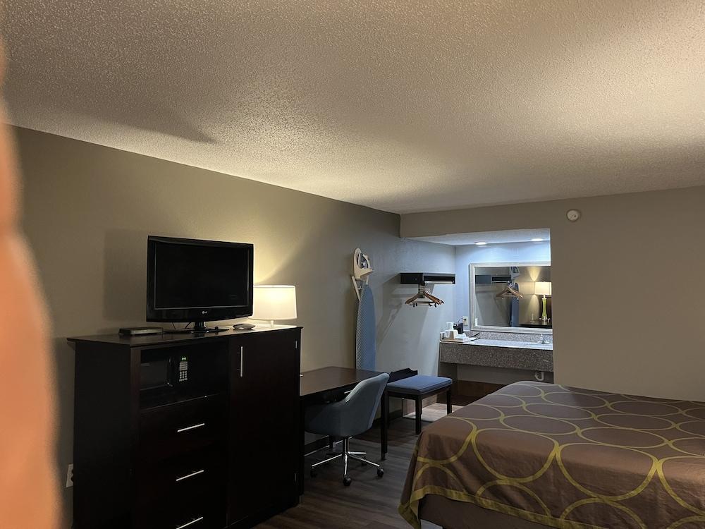 Super 8 By Wyndham Meridian Exterior foto